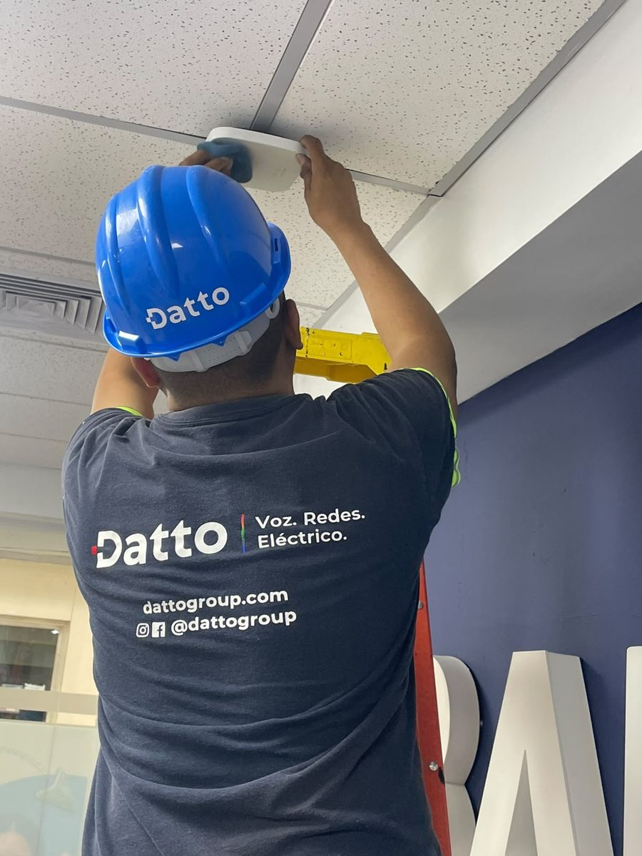 Técnico Datto instalando AP