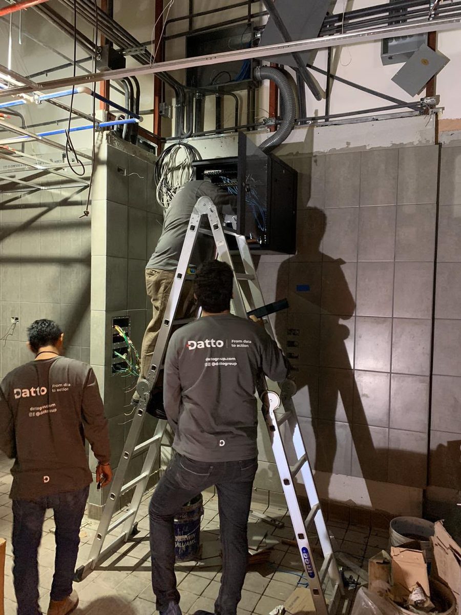 Equipo Datto instalando rack