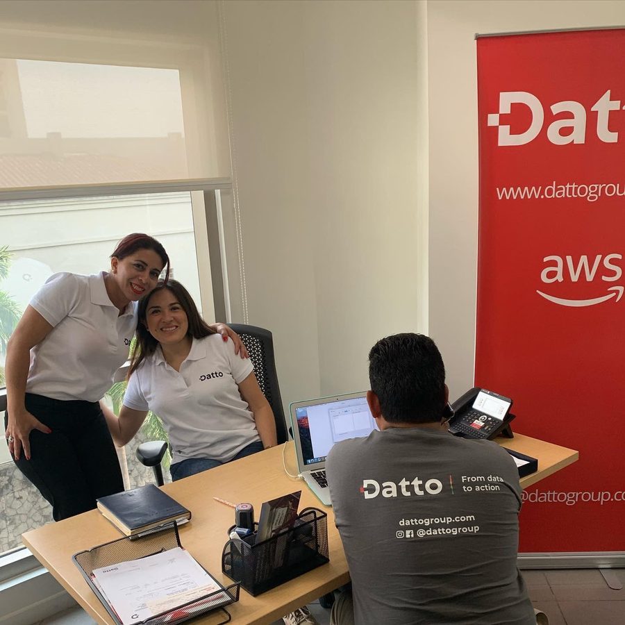 Equipo Datto en oficina