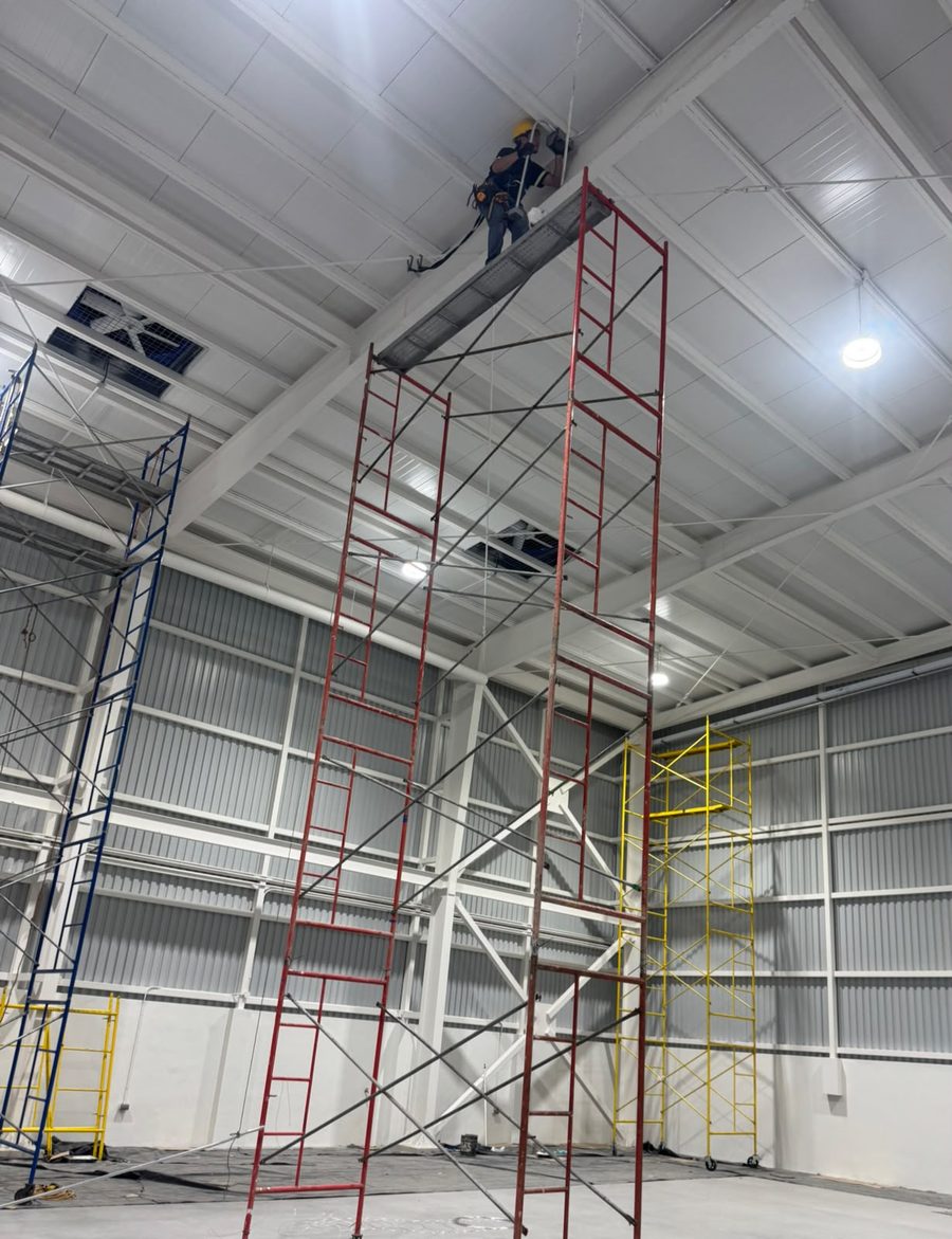 Instalación de Tubería Aérea para Red WiFi en Hangar